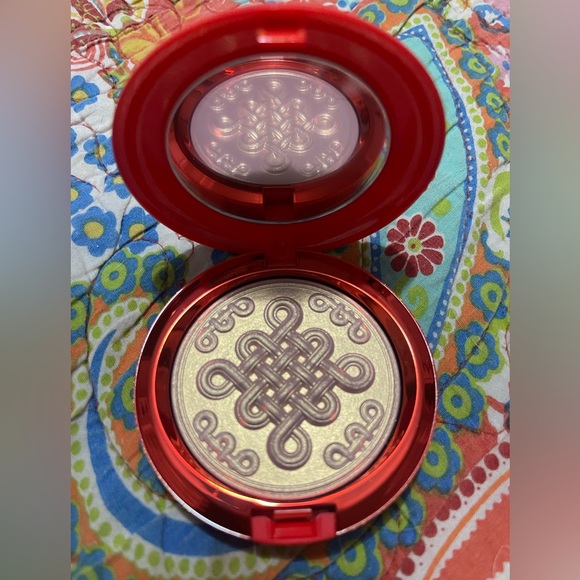 Mac Limited Edition packaging Lunar New Year highlighter in Beaming Blush - Picture 3 of 7